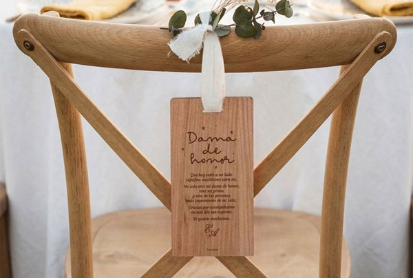 Placa de fusta per a penjar a la cadira de les dames d'honor del teu casament i reservar el seu lloc especial